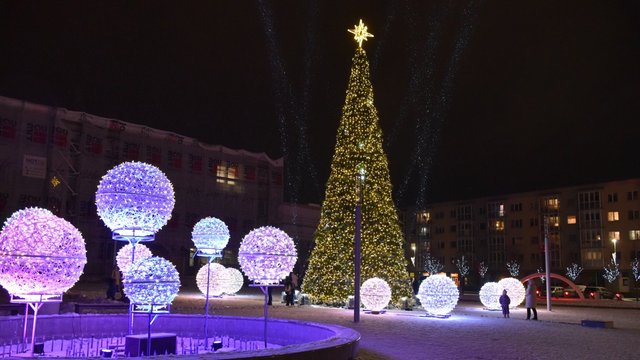 Šalčininkų rajone sušvito Kalėdų eglė: atvykusiųjų pasigrožėti žaliaskare laukia naujovės ir staigmenos