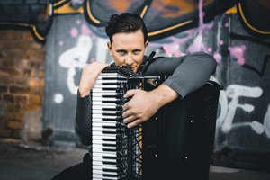 Tango dienos išvakarėse – ilgai lauktas Martyni Levickio ir „Mikroorkéstra“ koncertas