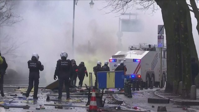 Briuselyje paskelbus naujus COVID-19 apribojimus kilo riaušės: policijai teko panaudoti ašarines dujas