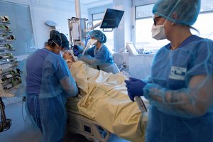 Garsus COVID-19 ekspertas pažėrė naujienų apie omikron atmainą: pasakė, ar užsikrėtę serga sunkiai