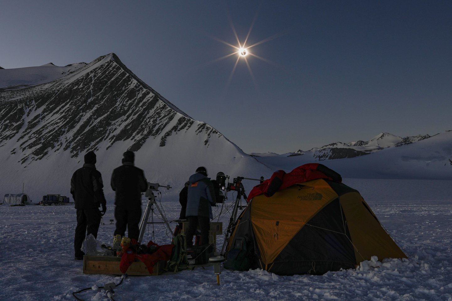  Šeštadienį visi, kas tik buvo Antarktidoje, galėjo stebėti vienintelį šiais metais pilnutinį Saulės užtemimą.<br> Sipa / Scanpix nuotr.