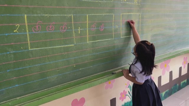Filipinuose po beveik dvejų metų vėl atidaromos mokyklos: į klases sugrįžo 6–9 metų moksleiviai