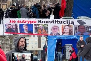 Grandiozinis piketas prie Seimo didelio dėmesio nesulaukė: su palapinėmis prie parlamento ruošiasi eiti kasdien