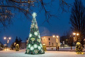 Nemenčinėje jau tvyro šventinė nuotaika – miestelio aikštėje įžiebta Kalėdų eglė