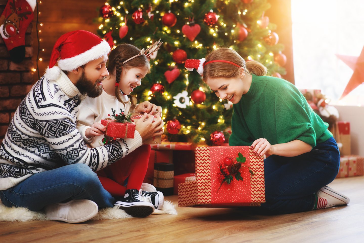 Prieš svarstant kokioms dovanomis ir gėrybėmis nustebinti artimuosius per žiemos šventes, atkreipkite dėmesį į tai, kas svarbiausia.<br>123rf.com asociatyvi nuotr.