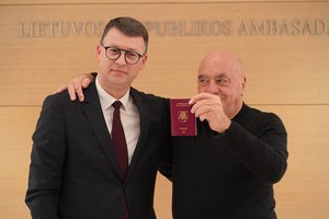 Pasaulinei architektūros žvaigždei  M. Fuksui – Lietuvos pasas