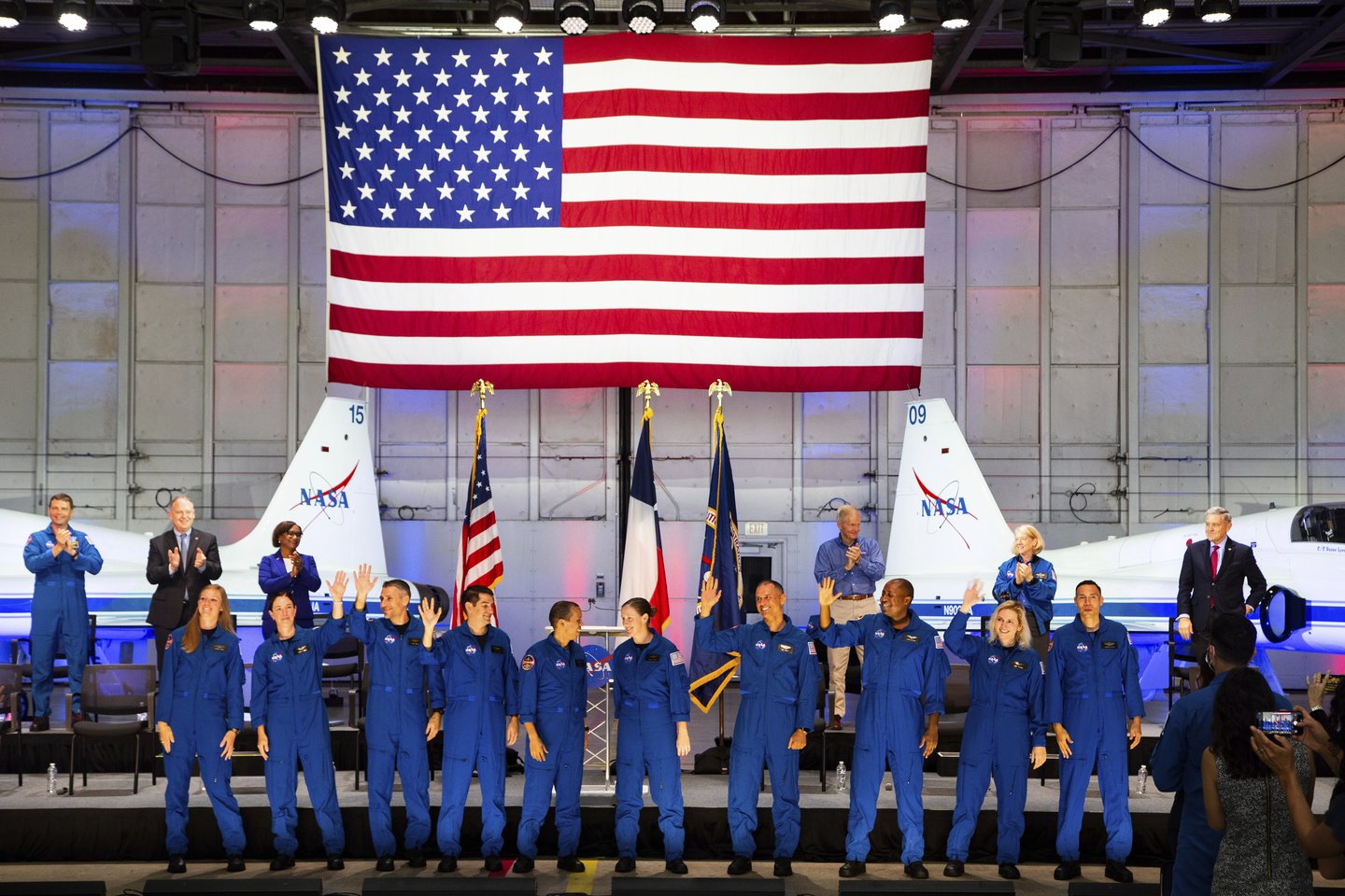  NASA pirmadienį pristatė 10 naujų astronautų praktikantų, tarp kurių yra Harvardo profesoriumi tapęs ugniagesys, buvusi nacionalinės dviračių sporto rinktinės narė ir pilotė, vadovavusi pirmajai istorijoje naikintuvų F-22 kovos rikiuotei, sudarytai tik iš moterų.<br> AP / Scanpix nuotr.