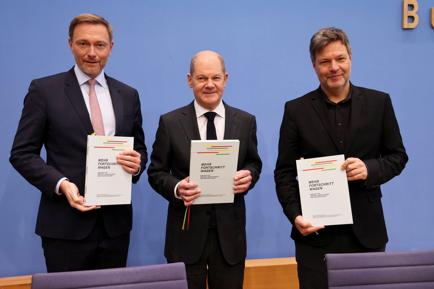 Vokietijos socialdemokratų partija (SPD), Žaliųjų partija ir Laisvųjų demokratų partija (FDP) oficialiai patvirtino bendrą koalicinę sutartį. <br>Reuters/Scanpix nuotr.