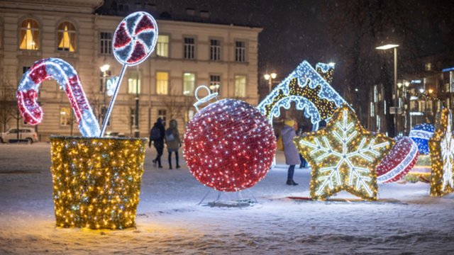 Naujos instaliacijos Vilniuje: Lukiškių aikštė nušvito kalėdinėmis spalvomis