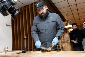 Mėsos guru V. Blauzdavičius įvardijo didžiausią klaidą, kuri daroma kepant šašlykus