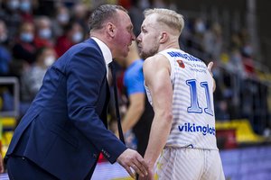 Geriausioje lapkričio sporto nuotraukoje – trenerio ir žaidėjo pokalbis