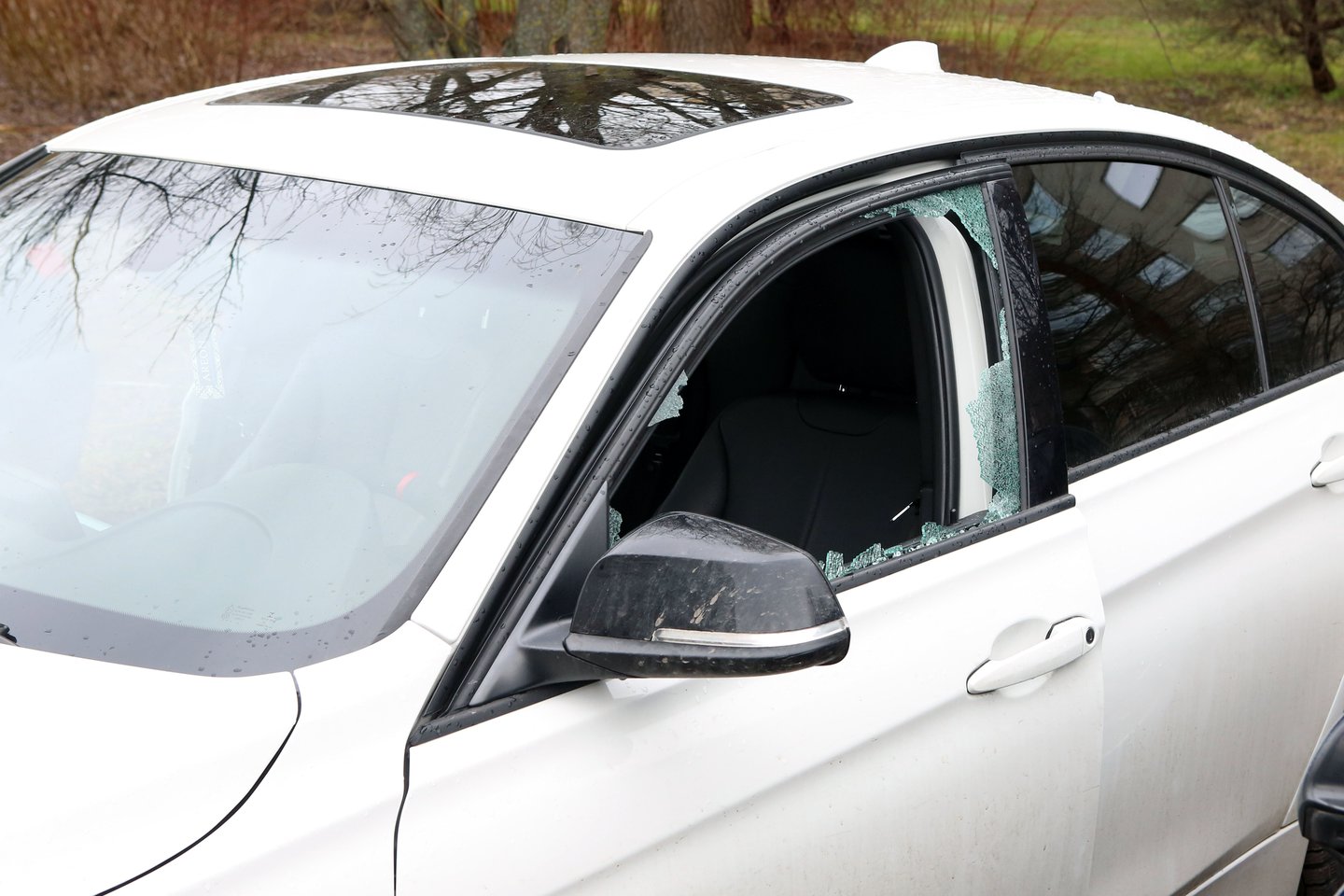 Antradienį popiet Vilniuje pastebėta, kad išdaužus BMW langą pavogta įvairių automobilio detalių.
