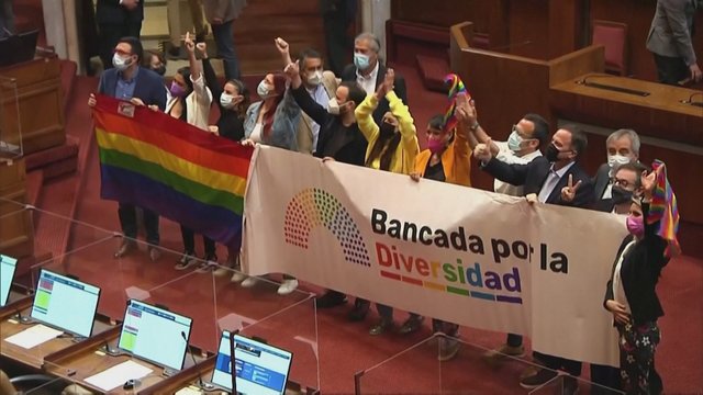 Čilėje – ilgai laukta istorinė diena: kongresas pritarė tos pačios lyties asmenų santuokoms