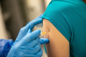 SAM ruošia naują tvarką: atlygintų žalą už nepageidaujamas reakcijas į COVID-19 skiepus