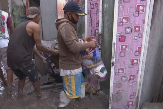 Indonezijoje vietos gyventojai nepaisė valdžios perspėjimų: sugrįžo į namus baldų ir drabužių