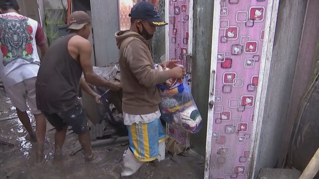 Indonezijoje vietos gyventojai nepaisė valdžios perspėjimų: sugrįžo į namus baldų ir drabužių
