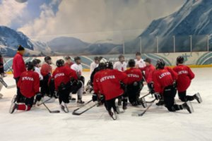 Stovyklą Vilniuje baigusi Lietuvos jaunimo ledo ritulio rinktinė išvyko į pasaulio čempionatą Rumunijoje