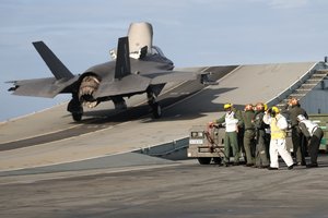 Iš Viduržemio jūros ištrauktas nukritęs britų naikintuvas F-35