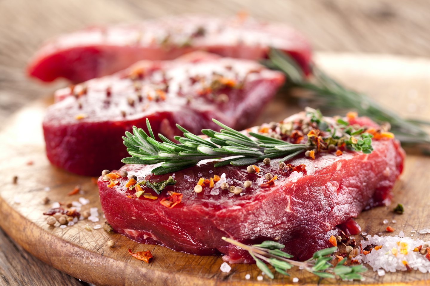Nepjaustytą mėsos gabalą šaldiklyje laikykite ne ilgiau nei pusmetį, mažesnius – iki trijų mėnesių.<br>123rf.com asociatyvi nuotr.