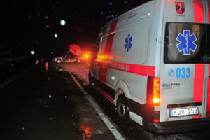 Neįprasta avarija Panevėžio rajone: ledo gabalas sužalojo 2 žmones