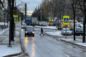 Ragina greičio ženklais nesivadovauti ir judėti lėčiau: keliuose yra slidžių ruožų
