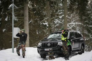 Netoli Lietuvos pasienio – migrantų stovykla: Baltarusijos pasieniečiai atvežė 65 migrantus ir liepė eiti į Lietuvą