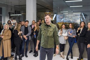 Eigirdas Scinskas savo kūrybos gerbėjus vėl nustebino: simbolių kupiną paveikslą tapė viešai