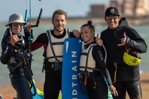 Ievą Swan su mylimuoju Simu Kuču vienija mėgstamos veiklos: pora Egipte mėgavosi jėgos aitvarais 