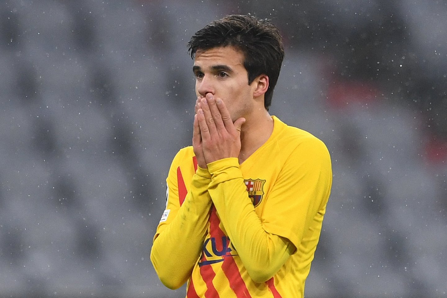  Iškalbinga „Barcelona“ gynėjo R.Puig reakcija.<br> AFP/Scanpix nuotr.