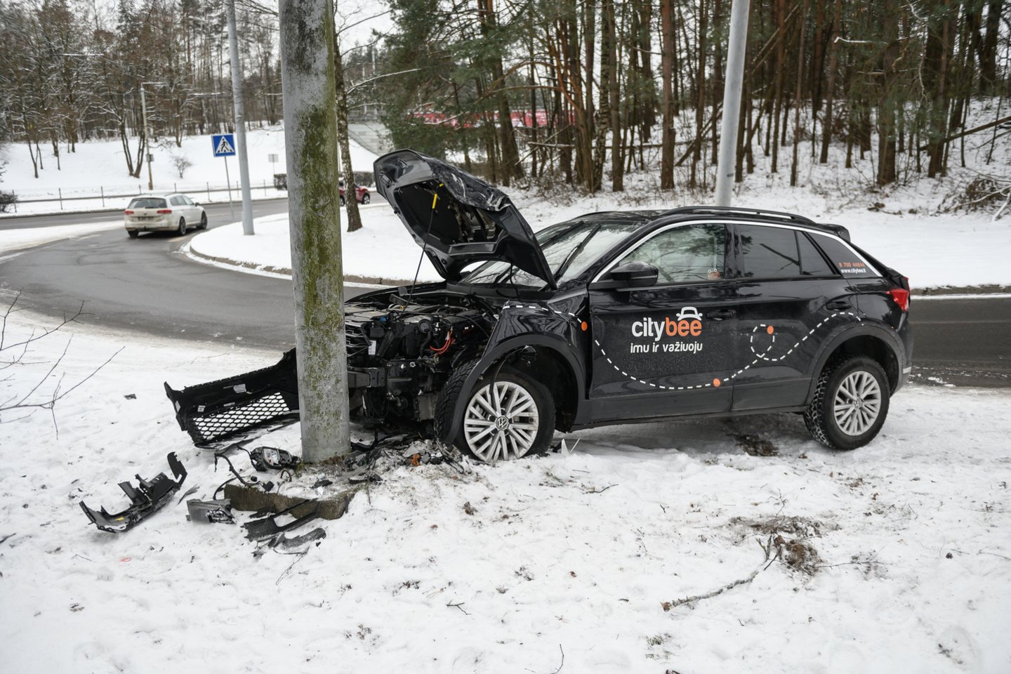  Vilniuje į stulpą rėžėsi „City Bee“ automobilis, vairuotojas pabėgo.<br> V.Skaraičio nuotr.
