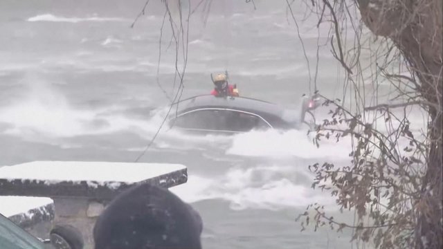 Kraupi nelaimė: gelbėtojai nespėjo išgelbėti moters, įstrigusios Niagros upėje skęstančiame automobilyje