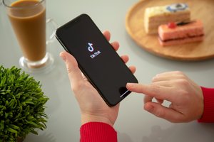 Specialistė atskleidė, kokie pavojai tyko itin vaikų ir paauglių pamėgtoje platformoje „TikTok“: gali iššaukti net patyčias