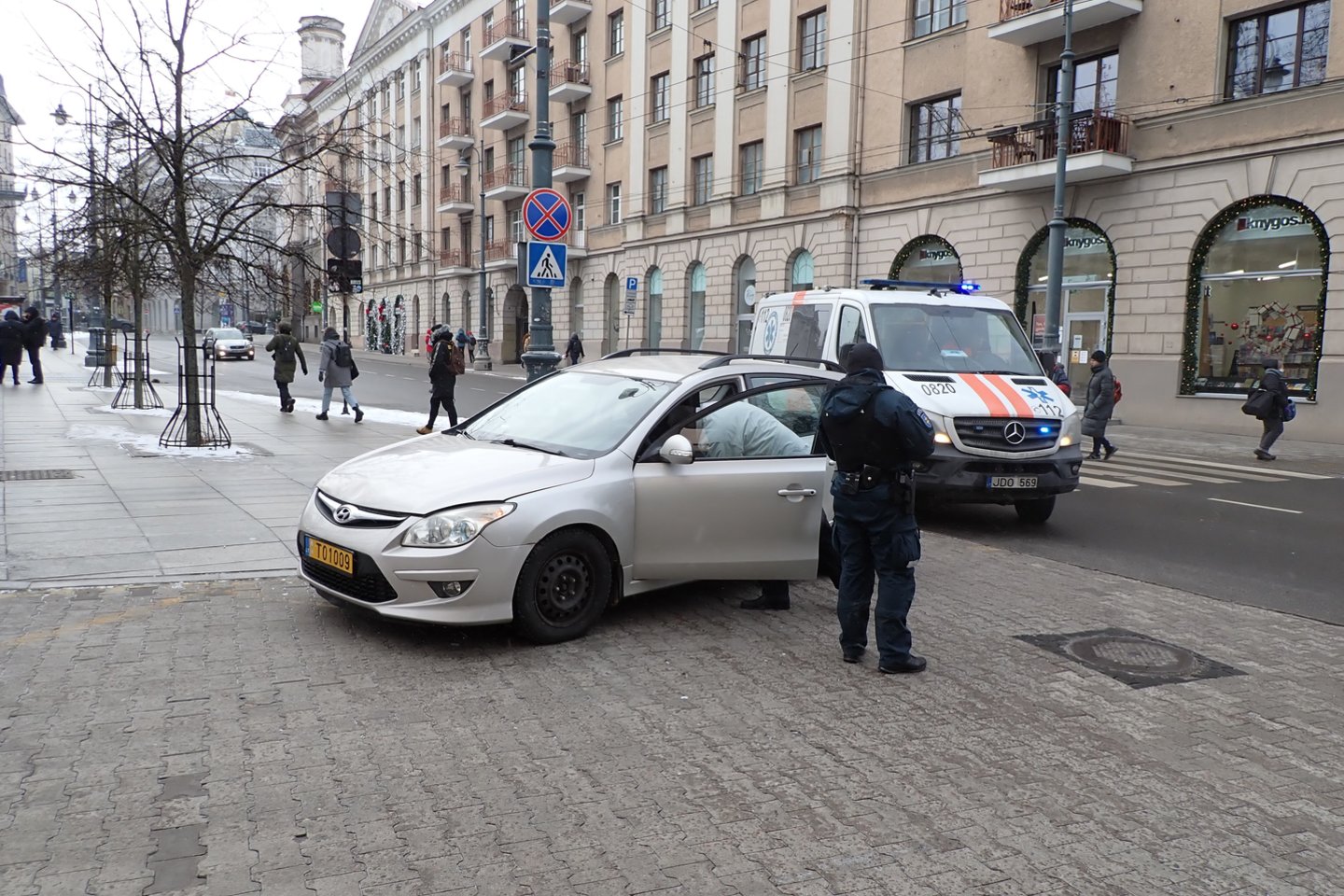  Po Vyriausybės langais Vilniuje „Hyundai“ partrenkė pensininkę.<br> A.Vaitkevičiaus nuotr.