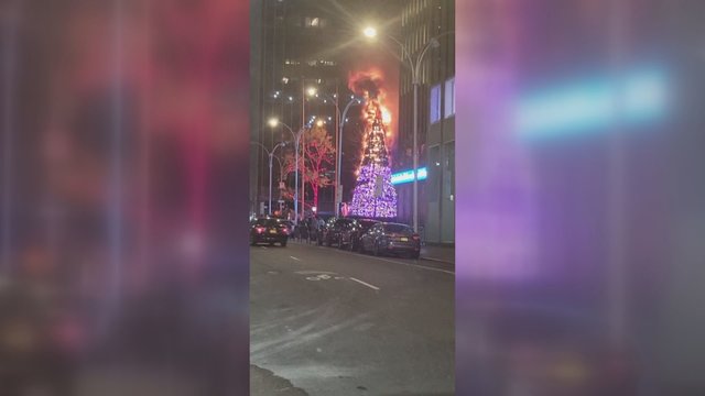 Niujorko policija sulaikė vyrą, galimai padegusį Kalėdų eglę: įtariamasis su savimi turėjo žiebtuvėlį