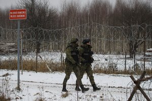 Migrantai tebemėgina kirsti Lenkijos sieną su Baltarusija