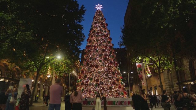Pasigrožėkite: Sidnėjaus miesto centre nušvito kalėdinės šviesos instaliacijos