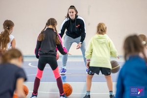 „Kibirkšties-MRU“ kapitonė apie SKM auklėtines: „Mergaitės dega noru žaisti krepšinį“