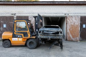 Šildydamas mašiną panevėžietis vos nesudegino garažo