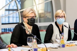 Įvertino pirmuosius Vyriausybės metus: netrūksta sprendimų, po kurių šampano taurės nekelsi