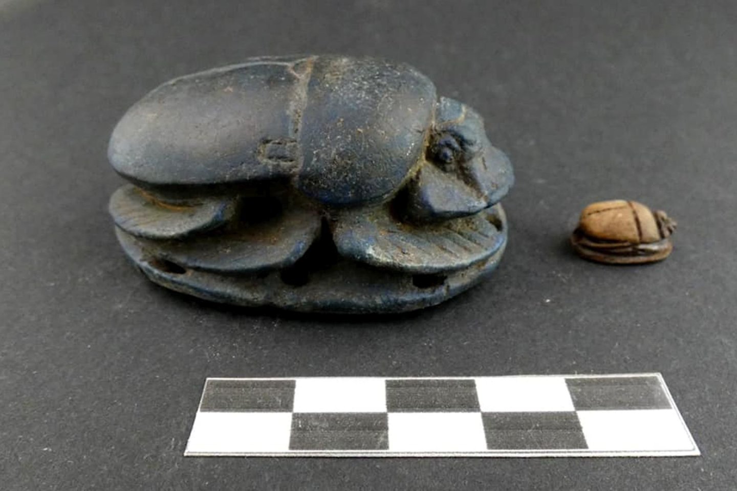  Vyro kape buvo rasta senovės Egipto artefaktų, tokių kaip šis skarabėjas.<br> Egipto turizmo ir senienų ministerijos nuotr.