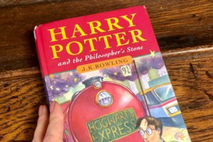 Retas knygos apie Harį Poterį egzempliorius aukcione parduotas už 417 000 eurų