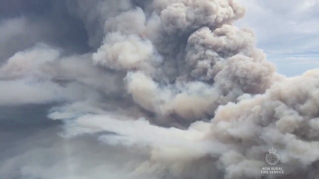 Pragarą primenantys Australijos vaizdai: nerimstant gaisrui, juodi dūmai padengė kone visą dangų