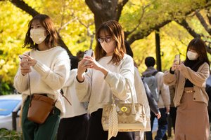 Sukūrė kaukę, kuri švyti, jei dėvintis asmuo serga COVID-19