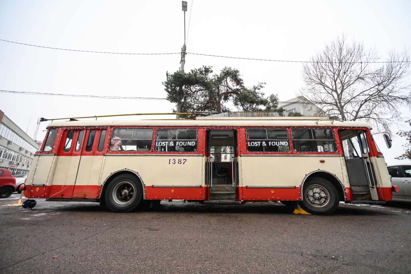Vilniaus vežėjai penktadienį išradingai priminė užmaršuoliams, kur ieškoti miesto autobusuose ir troleibusuose paliktų daiktų.<br>V.Skaraičio nuotr.