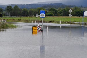 Australiją siaubia stichijos: vakarinę pakrantę niokoja gaisrai, rytinėje siaučia potvyniai