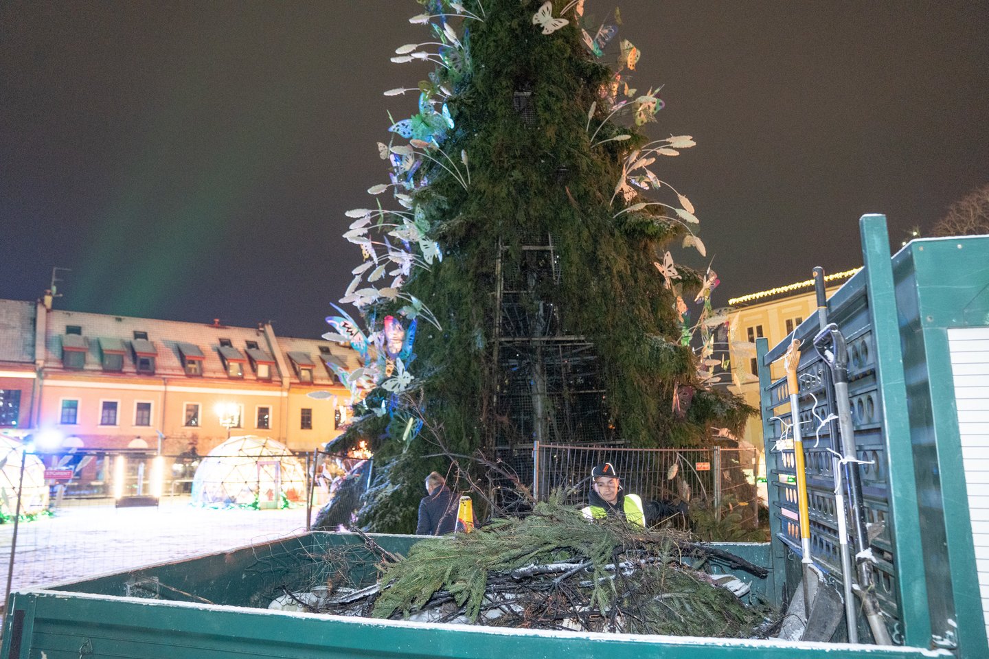  Praėjusį savaitgalį liepsnojo Rotušės aikštėje stovinti Kalėdų eglė. <br>G.Bitvinsko nuotr.