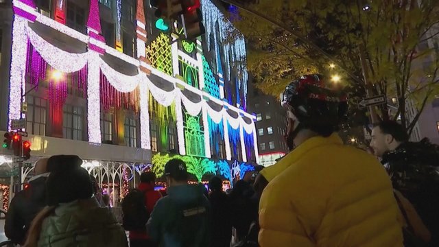 Niujorkas sužibo šventiniu džiaugsmu: prekybos centrai surengė šviesų šou