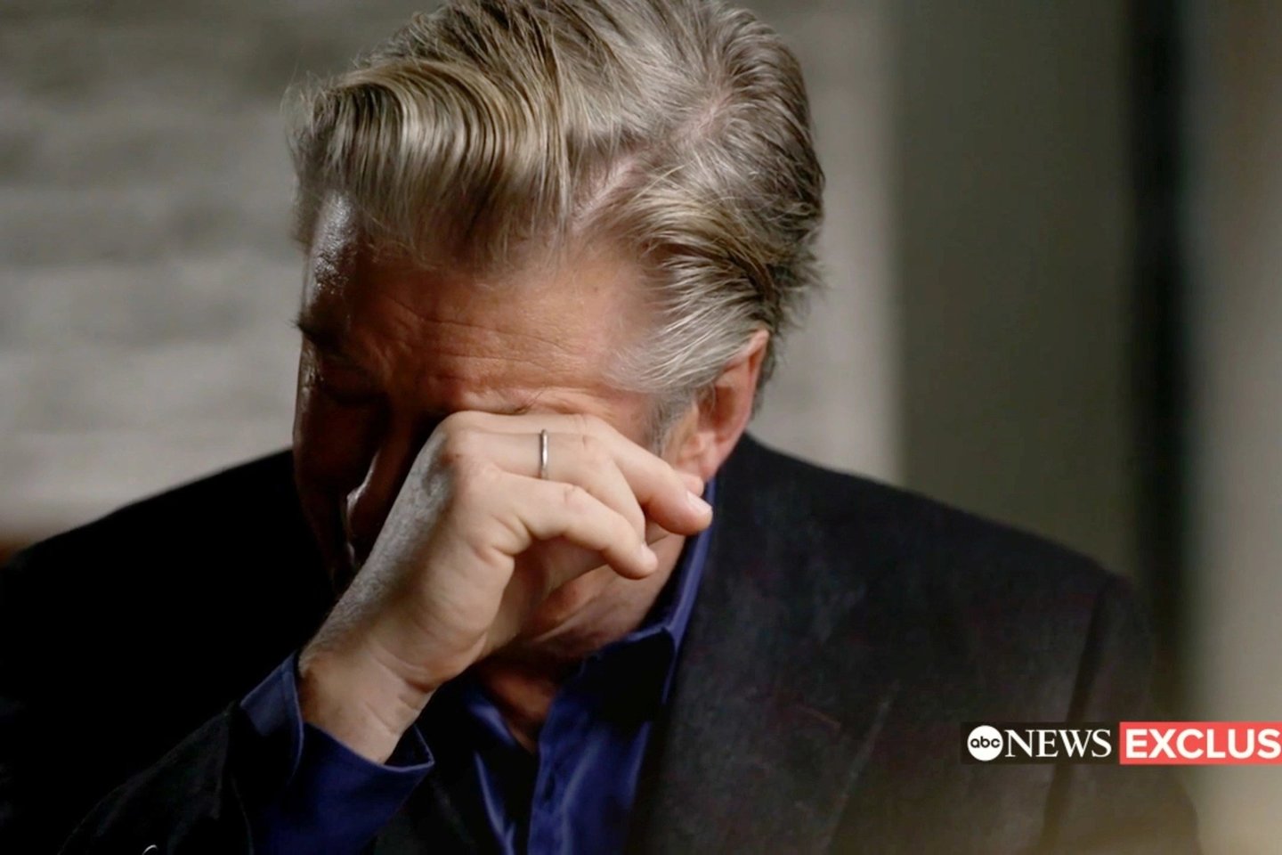 Aktorius Alecas Baldwinas (63 m.) negalėjo sustabdyti ašarų duodamas interviu ABC kanalo žurnalistui George’ui Stephanopoului (60 m.).<br>Stop kadras.
