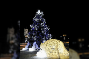 Išskirtine tradicija besididžiuojantis Pasvalys įžiebė savo žaliaskarę: kalėdinė eglė turi ir temą