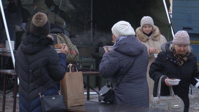 Dar neįžiebus Klaipėdos eglės, centrinėje miesto aikštėje – šurmulys: gyventojai vaišinosi žuviene ir koše